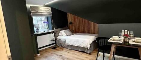 1 makuuhuone, tallelokero huoneessa, työpöytä, silitysrauta/-lauta