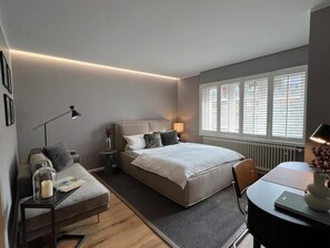 1 Schlafzimmer, Zimmersafe, Schreibtisch, Bügeleisen/Bügelbrett