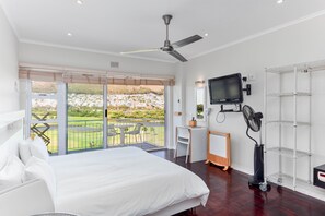 1 bedroom, iron/ironing board, internet, bed sheets - Mouille Point Studio Apartment with stunning view (Cape Town)