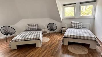 3 bedrooms, in-room safe, desk, iron/ironing board