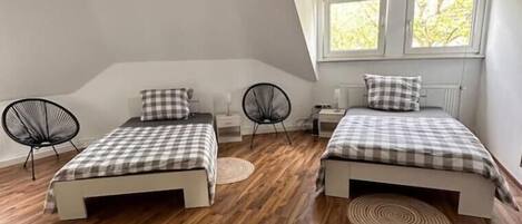 3 habitaciones, caja de seguridad en la habitación y escritorio
