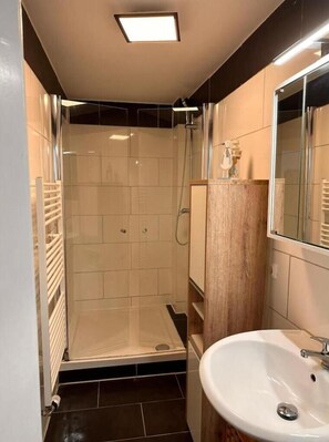 Hårføner, håndklær, såpe og sjampo