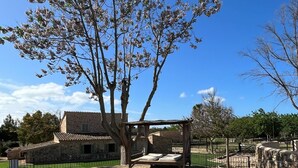 A stone building with a pool, surrounded by trees and a clear sky. - Cream Homes Son Celles Etv3533, Casa de Campo Recién Reformada (Sancellas)