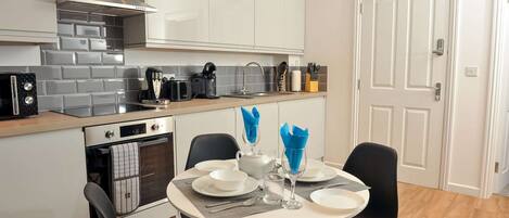 Kühlschrank, Mikrowelle, Ofen, Herdplatte