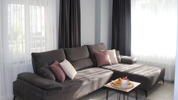 Grand suite | Woonruimte | Een 42-inch smart-tv met kabelzenders