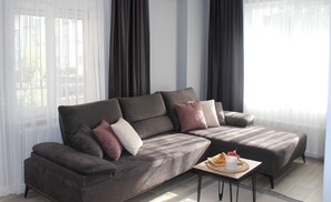 Grand Suite | Living area | 42-inch Smart TV with cable channels - Cosy Suite Hotel (Konyaalti)