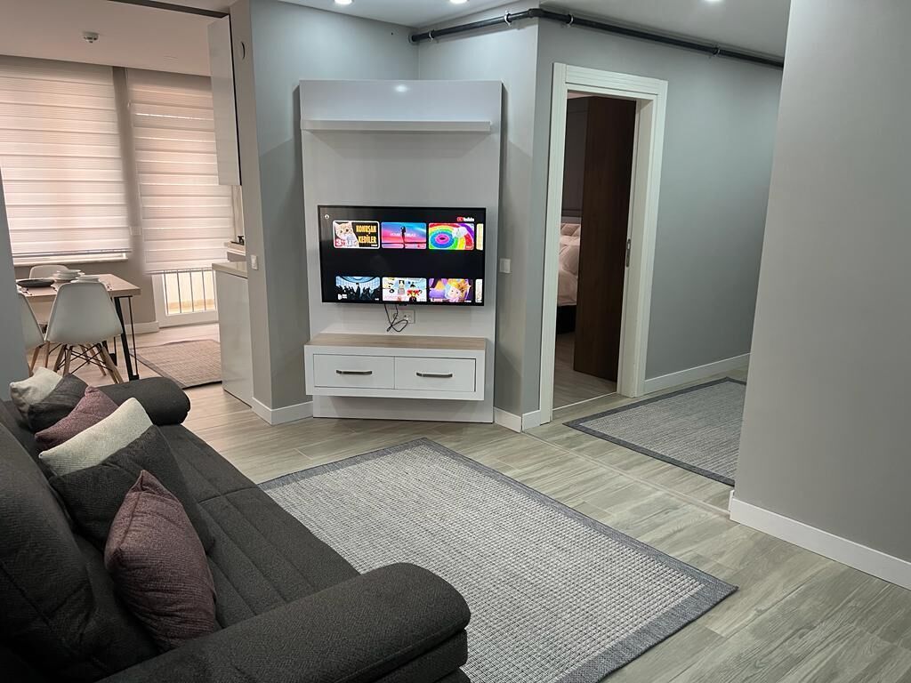 Habitación Grand con 1 cama matrimonial o 2 individuales | Área de sala de estar | Smart TV de 42 pulgadas con canales por cable 