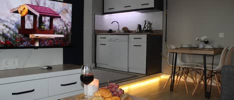 Junior Suite | 1 bedroom, premium bedding, soundproofing, iron/ironing board