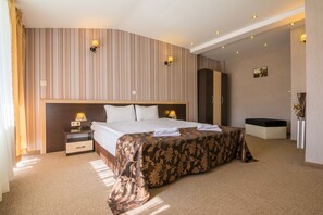 华丽双人房, 阳台, 山景 | 笔记本电脑工作区、熨斗/熨板、免费 WiFi