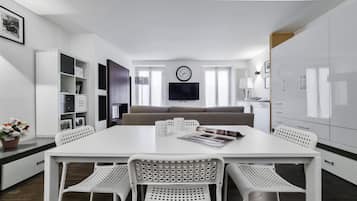 開放式客房 (1 Bedroom) | 客廳 | 55 吋電視連有線電視頻道