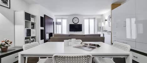 開放式客房 (1 Bedroom) | 起居區 | 55-吋電視,提供有線頻道