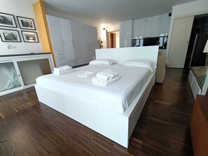 สตูดิโอ (1 Bedroom) | 1 ห้องนอน, เตารีด/โต๊ะรีดผ้า, ผ้าปูที่นอน