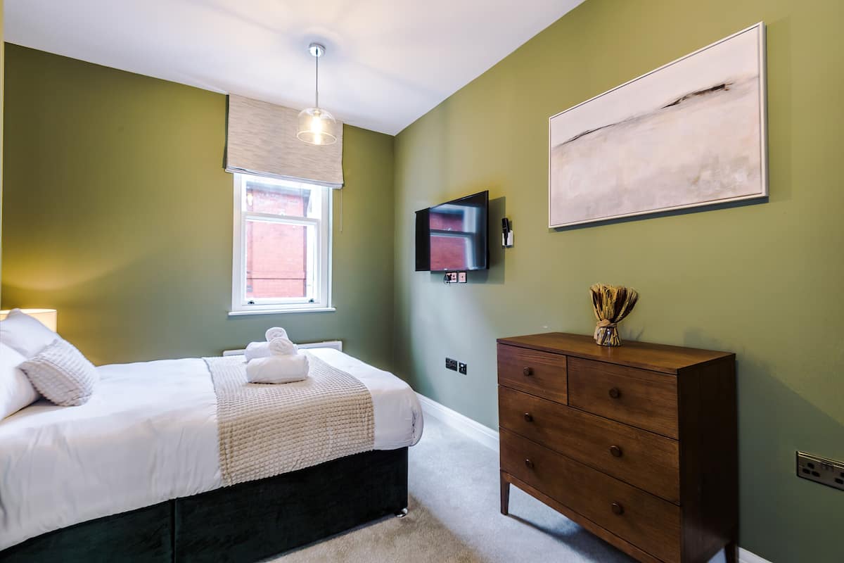 2 bedrooms, desk, laptop workspace, soundproofing