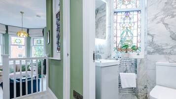 Business Apartment | Bathroom | Shower, free toiletries, hair dryer, towels