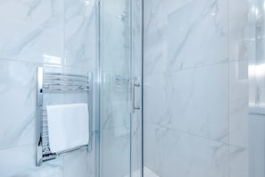 Business appartement | Badkamer | Een douche, gratis toiletartikelen, een haardroger, handdoeken