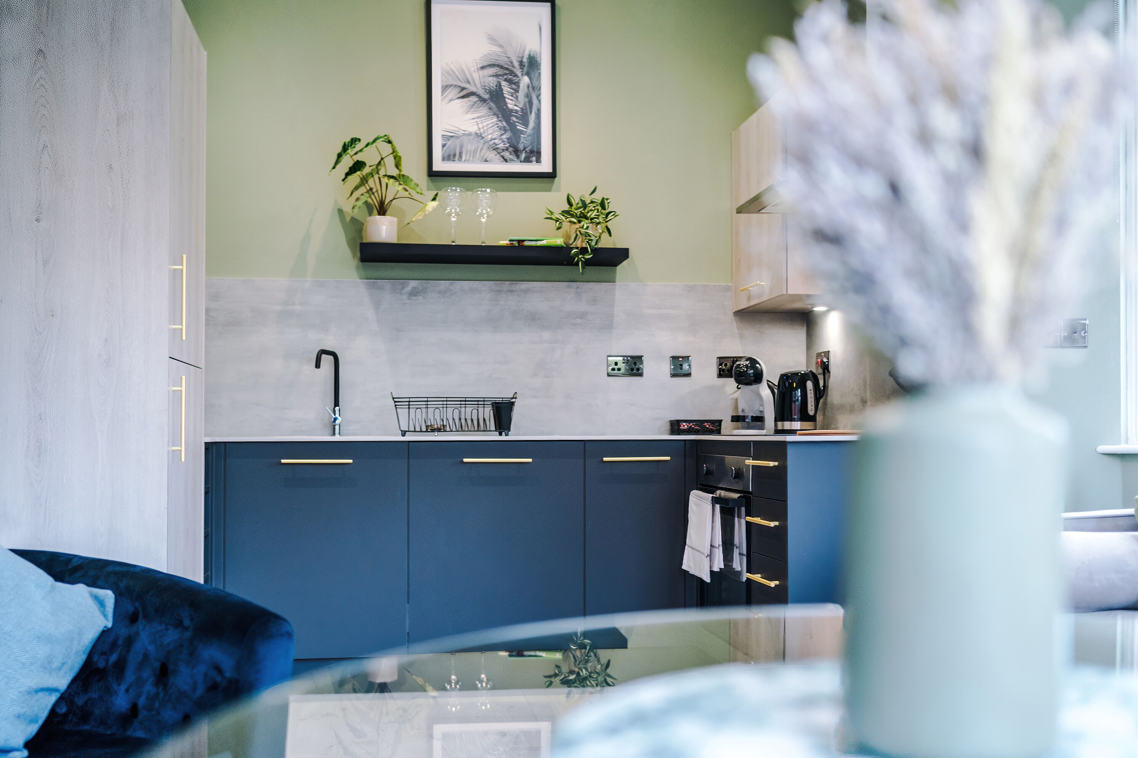 Apartamento Business | Cocina privada | Frigorífico grande, microondas, horno y placa de cocina