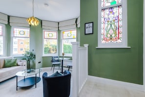 Apartament empresarial | Sala d'estar | Televisor intel·ligent de 40 polzades amb canals digitals i Netflix