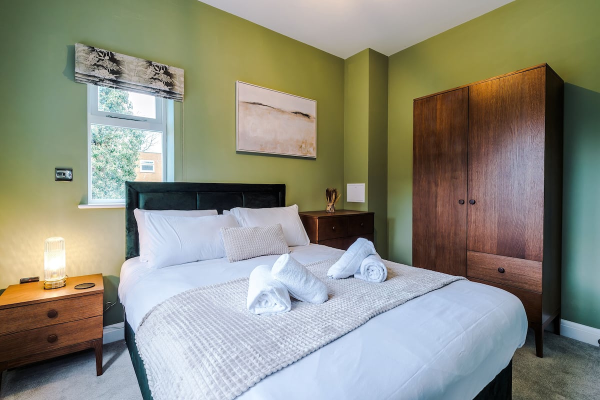 2 bedrooms, desk, laptop workspace, soundproofing
