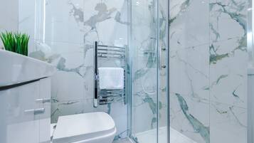 Business Apartment | Bathroom | Shower, free toiletries, hair dryer, towels