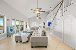 Een televisie, videogames, boeken en een kantoor