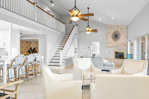 Een televisie, videogames, boeken en een kantoor