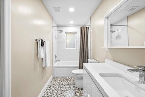 Douche, séchoir à cheveux, serviettes fournies, shampooing