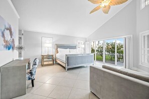 Une chambre à coucher moderne avec un lit, un bureau et un canapé.