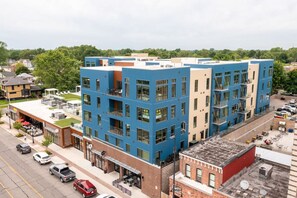 Exterior - Loft Penthouse 2 Balcony Arcade 2 Bed Pool and Gym (Wyandotte)