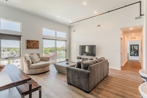 Smart TV, video games, offices - Loft Penthouse 2 Balcony Arcade 2 Bed Pool and Gym (Wyandotte)