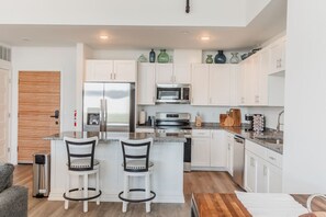 Fridge, microwave, oven, stovetop - Loft Penthouse 2 Balcony Arcade 2 Bed Pool and Gym (Wyandotte)