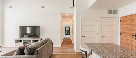 TV connectée, jeux vidéo, espaces bureaux