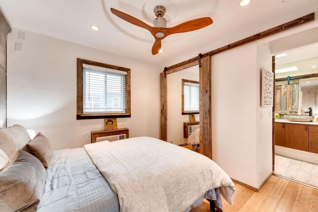 Skrivebord, strykejern/-brett og wi-fi