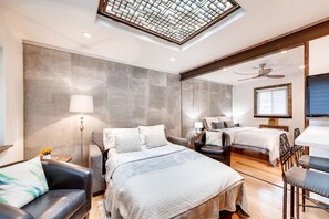 Escritorio, tabla de planchar con plancha y wifi 