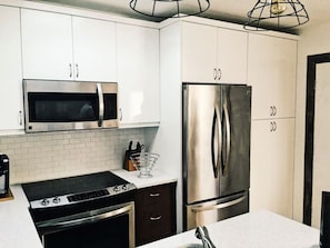 Réfrigérateur, four à micro-ondes, un four, surface de cuisson