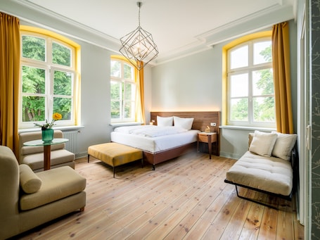 Hypo-allergenic bedding, desk, laptop workspace, free WiFi. Stuckhotel Fettehenne