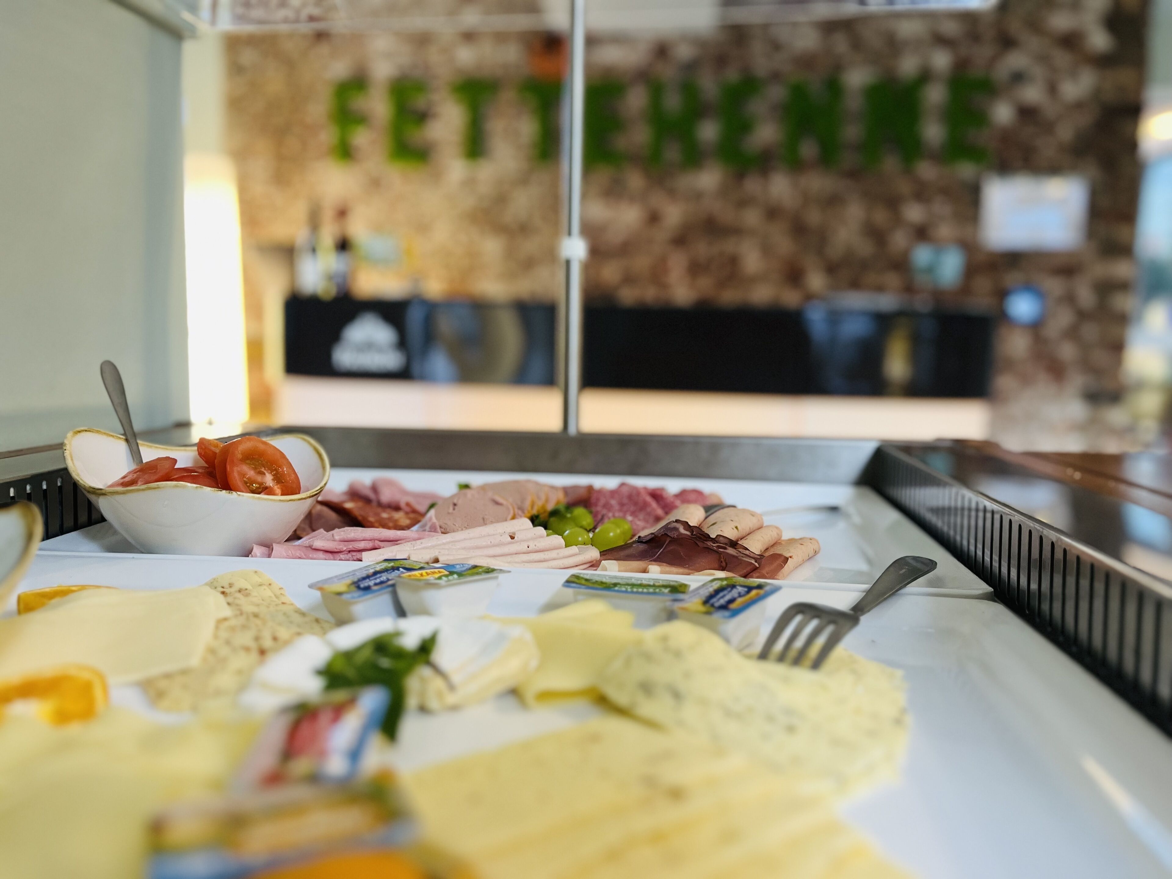 Tägliches Frühstücksbuffet (14 EUR pro Person)