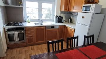 Frigorifero, microonde, forno, piano cottura