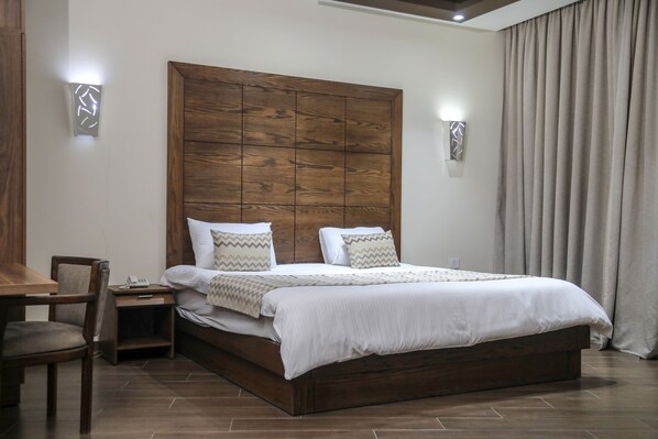 Deluxe Suite | Premium bedding, minibar, in-room safe, desk - Eden Hotel (Jdeideh)