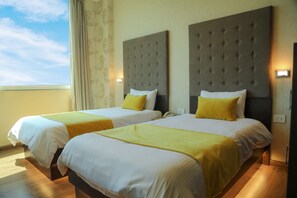 Deluxe kamer, 1 twee- of 2 eenpersoonsbedden | 1 slaapkamer, luxe beddengoed, een minibar, een kluis op de kamer