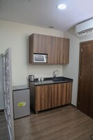 Deluxe Suite | Private kitchen | Mini-fridge, microwave, coffee/tea maker, electric kettle