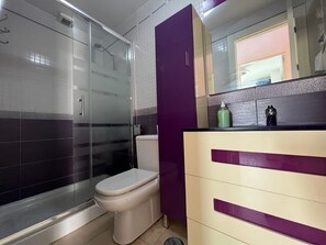 Chuveiro, secador de cabelo, toalhas de banho, sabonete