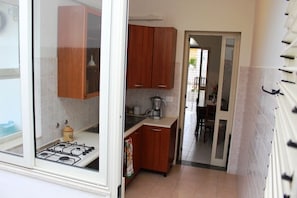Apartamento | Cozinha privada | Geladeira grande, fogão, cooktop, talheres/pratos/utensílios de cozinha