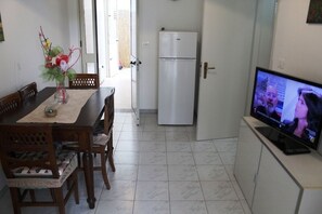 Apartment | Living area | 32-inch flat-screen TV with digital channels - Trilocale Glicine piano terra Baia Verde (Gallipoli)