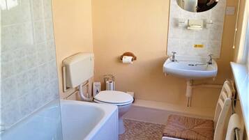 Triple Room, Multiple Beds | Bathroom | Free toiletries, hair dryer