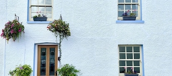 Cosy weaver’s cottage with open plan kitchen dining living area. Pet friendly. 