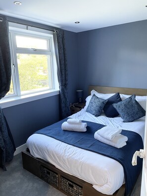 2 عدّة غرف نوم ومكواة/لوح كي وسرير سفر وواي فاي