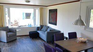Chalet, 2 chambres, fumeur, balcon | Coin séjour