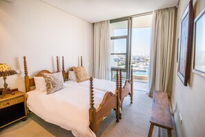 2 bedrooms, iron/ironing board, WiFi, bed sheets - Waterfront Marina 2 Bedroom Yacht View (Cape Town)
