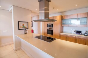 Fridge, microwave, oven, stovetop - Waterfront Marina 2 Bedroom Yacht View (Cape Town)