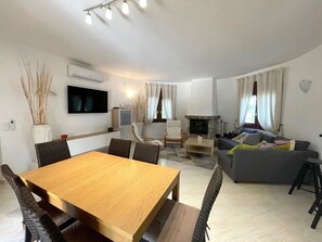 TV, fireplace